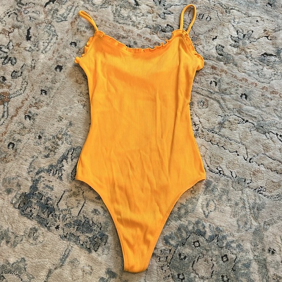 Wilfred brand - buttery soft yellow spaghetti strap bodysuit tank - size xs - Picture 4 of 5